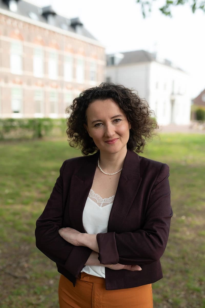 Vanessa Bender, coach en hypnotherapeut, in een professionele setting bij klooster Sancta Maria